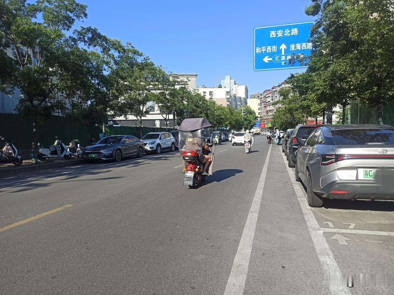 就给非机动车留这么点空，这得多好的驾驶技术才能不越界，电动三轮更不用说了，估计连