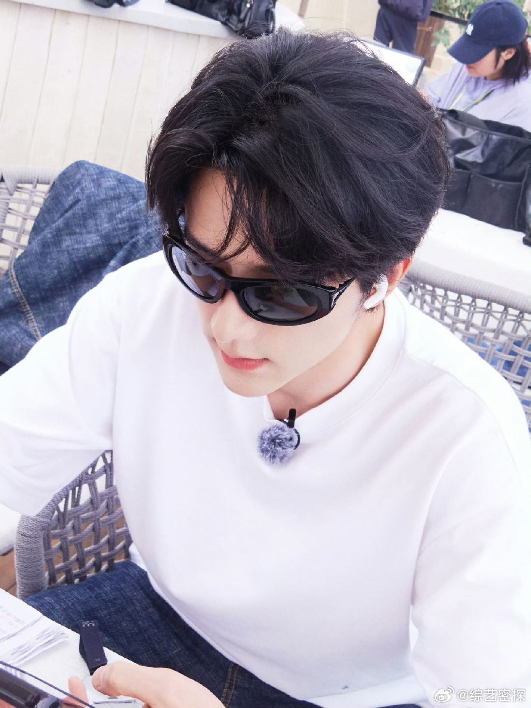 张新成素颜清唱泪桥 已经循环播放半小时了，素颜的松弛感加清唱的真实感，把这首歌唱