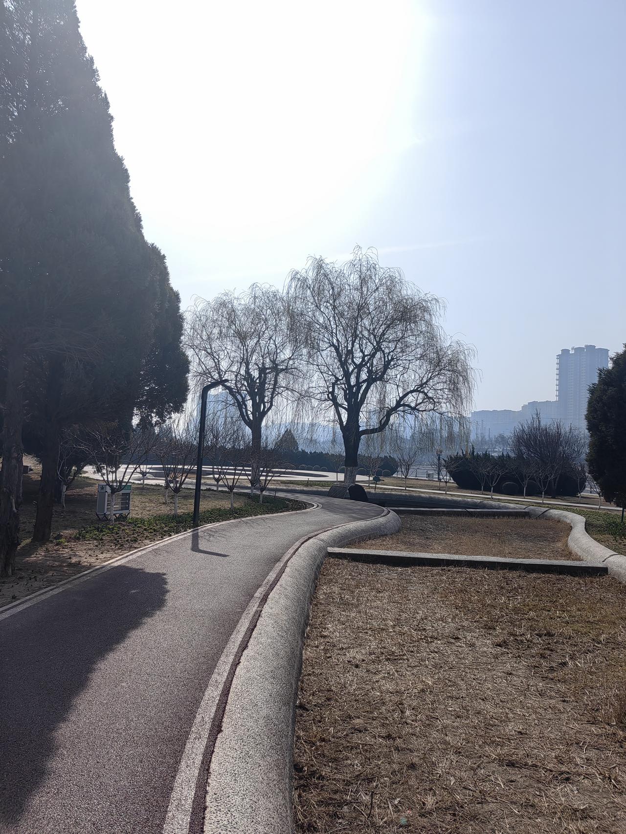 老剧回看不管咋说，阿桂还是有骨气，知道可以欠账喝酒，虽然，有点遭人白眼，也胜过杨