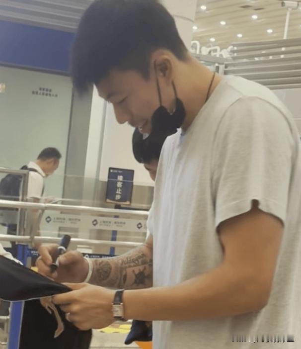 如愿以偿去大城市球队了！张镇麟已于今天中午抵达上海浦东机场，最快今天就可以与上海