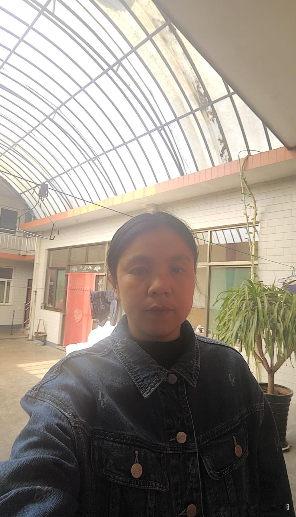 明天就要带着二红去医院啊，他这两天身体难受，明天去给他做个复查，今天来看看妈妈，