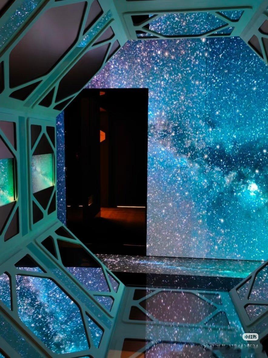 任嘉伦在青岛红房子的个人艺术中心真的太出片了，非常有设计感！ 