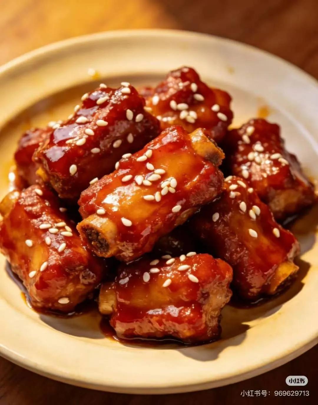 糖醋排骨
此做法酸甜开胃，色泽红亮。
‌食材准备：‌ 排骨、料酒、生抽、老抽、香