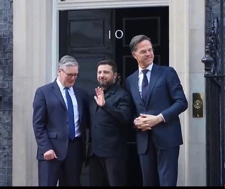 忽然想到一个小问题，泽连斯基和吕特的“爸爸”是特朗普，那么，他们的“妈妈”是谁？