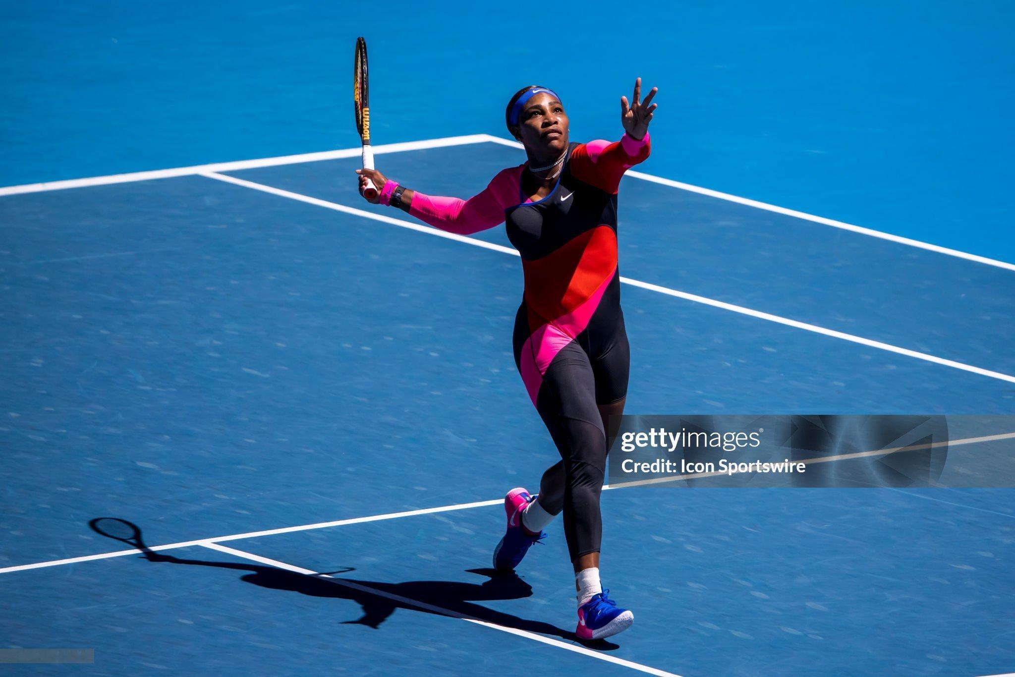 萨巴伦卡今年澳网战袍致敬小威2021年的经典单腿裤装。这一年是小威最后一次参加澳