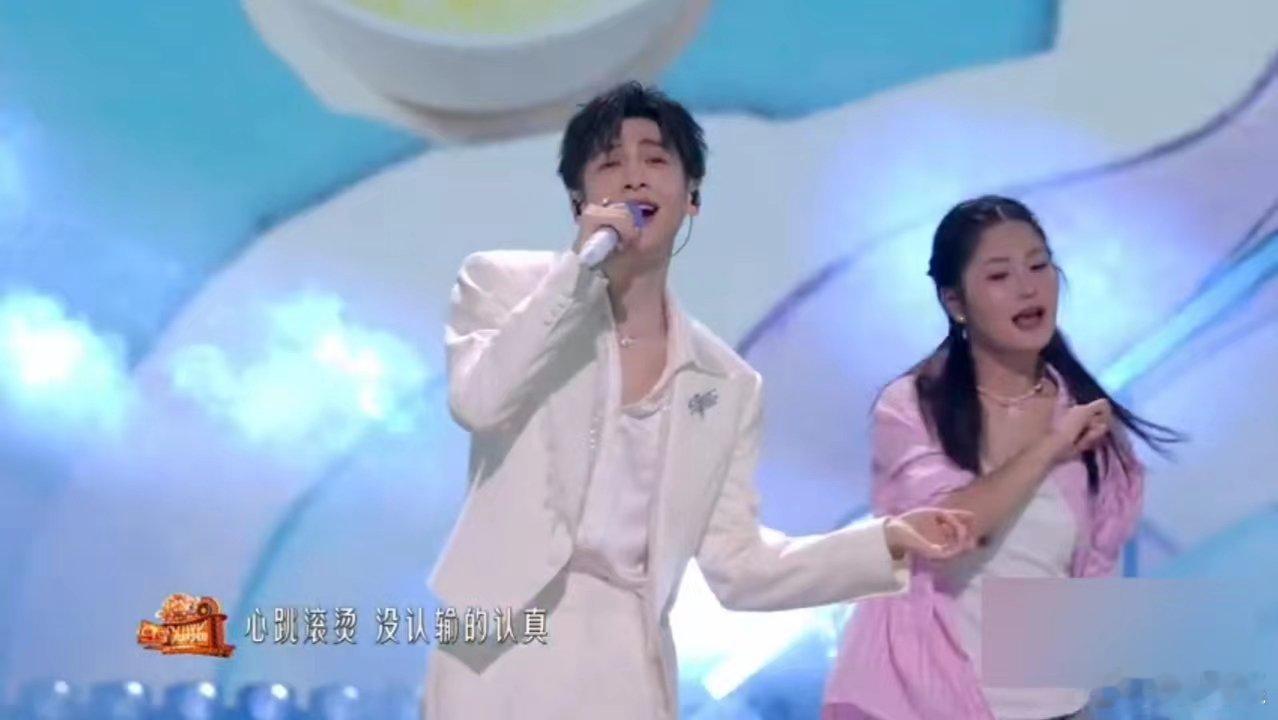 罗云熙新一天舞台活力满满看罗云熙演绎《新一天》很难不跟着心情变好，踩着明快的节奏