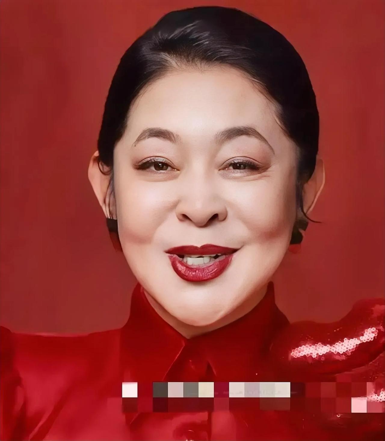 倪萍年轻时候很美，比陈红美多了，现在拉开了距离，鼻子怎么这样，看着跟特别，包括嘴