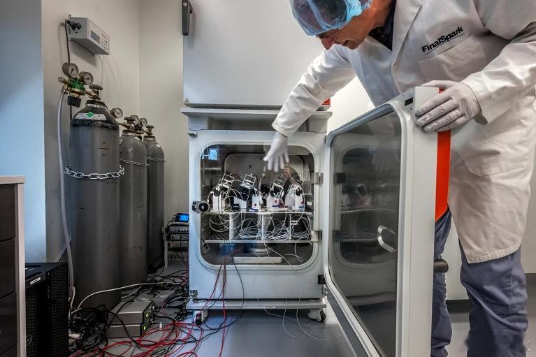 在日内瓦的一家实验室里，一批“细胞打工人”上线了——培养皿里的活体人脑细胞。这些