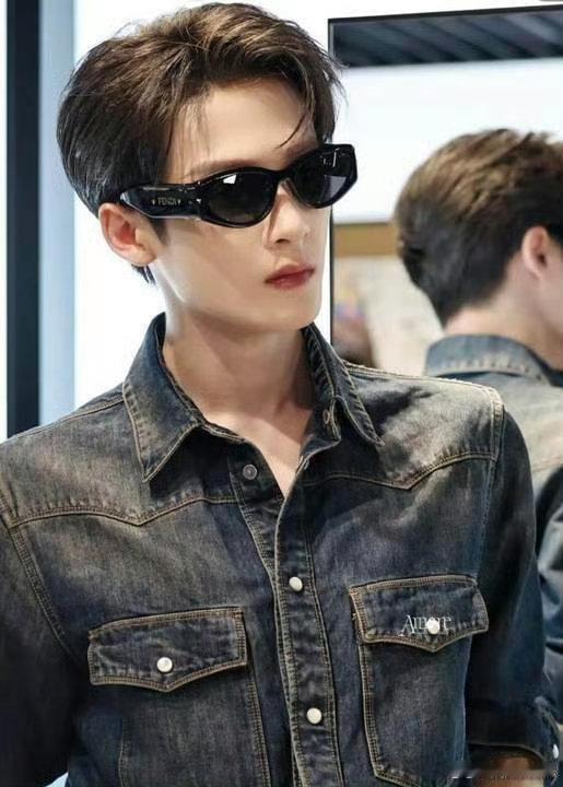 檀健次被丁程鑫夹到表情失控我们的宿舍谁懂啊，檀健次被夹到那一秒的神态，每一帧都充