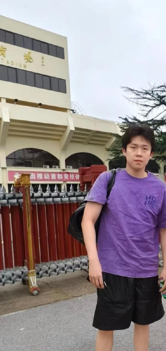 刷到大头回先农坛的照片，紫色短袖搭配黑色短裤，斜挎黑色背包，清爽又帅气，这身穿搭