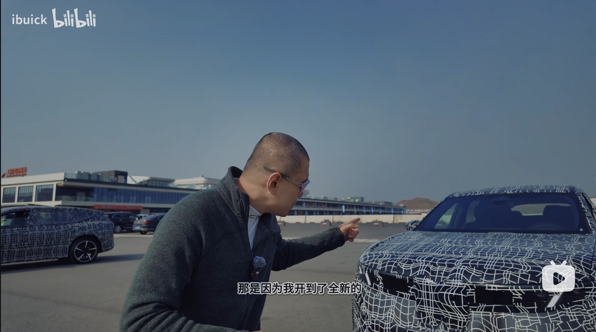 现在的汽车评测，经常出现这种莫名其妙的评论。比如 iX3 这个。这个人从昨天开始