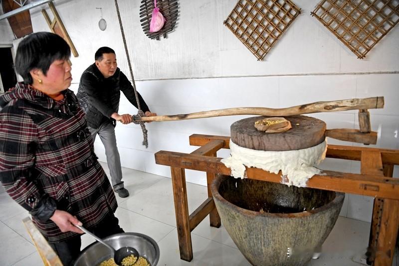 有哪些叫豆腐却不是豆腐的豆腐? 名字叫豆腐却不是豆腐的还真不少。日本豆腐，也叫鸡