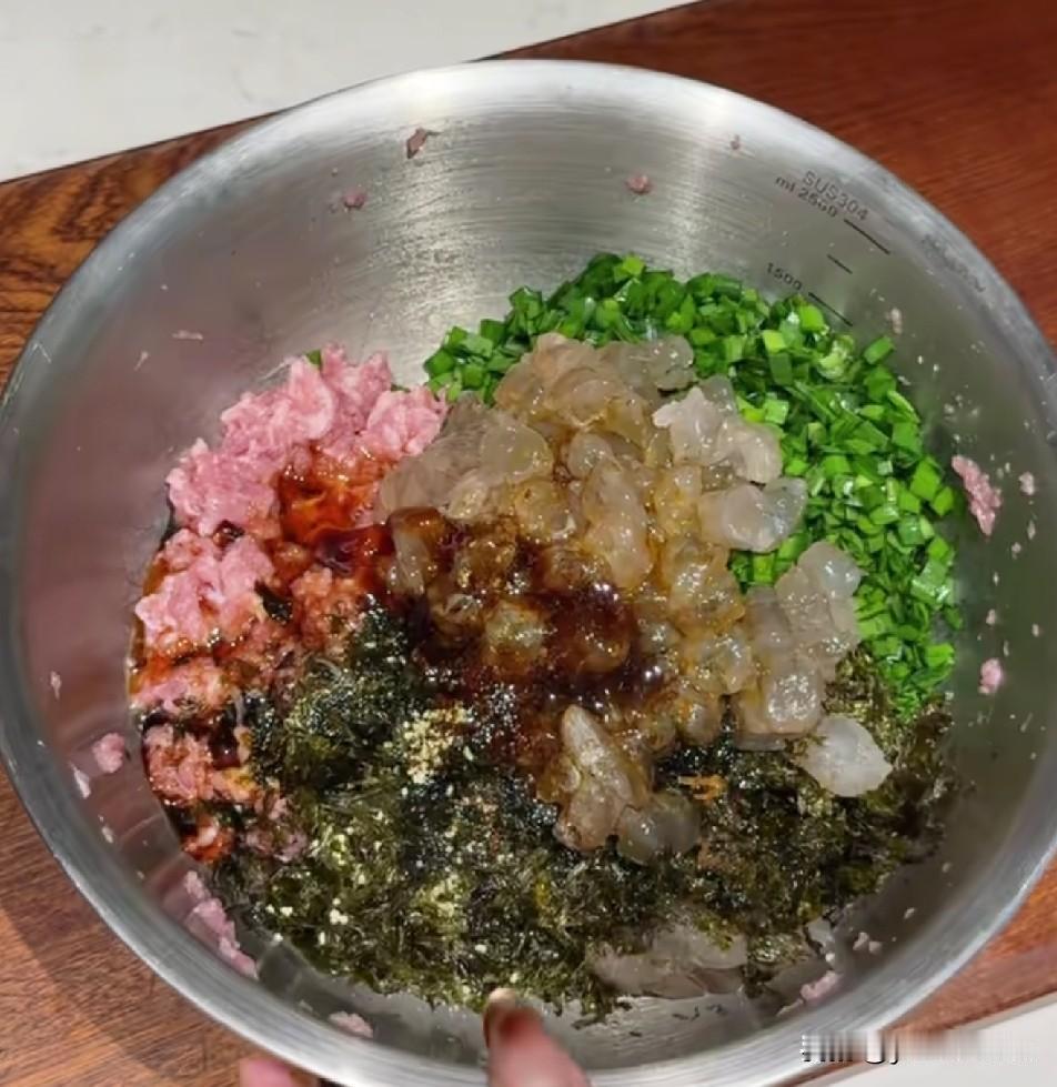 韭菜虾仁饺子，加入紫菜味道简直绝了，非常鲜，大家可以做点尝尝你会爱上的