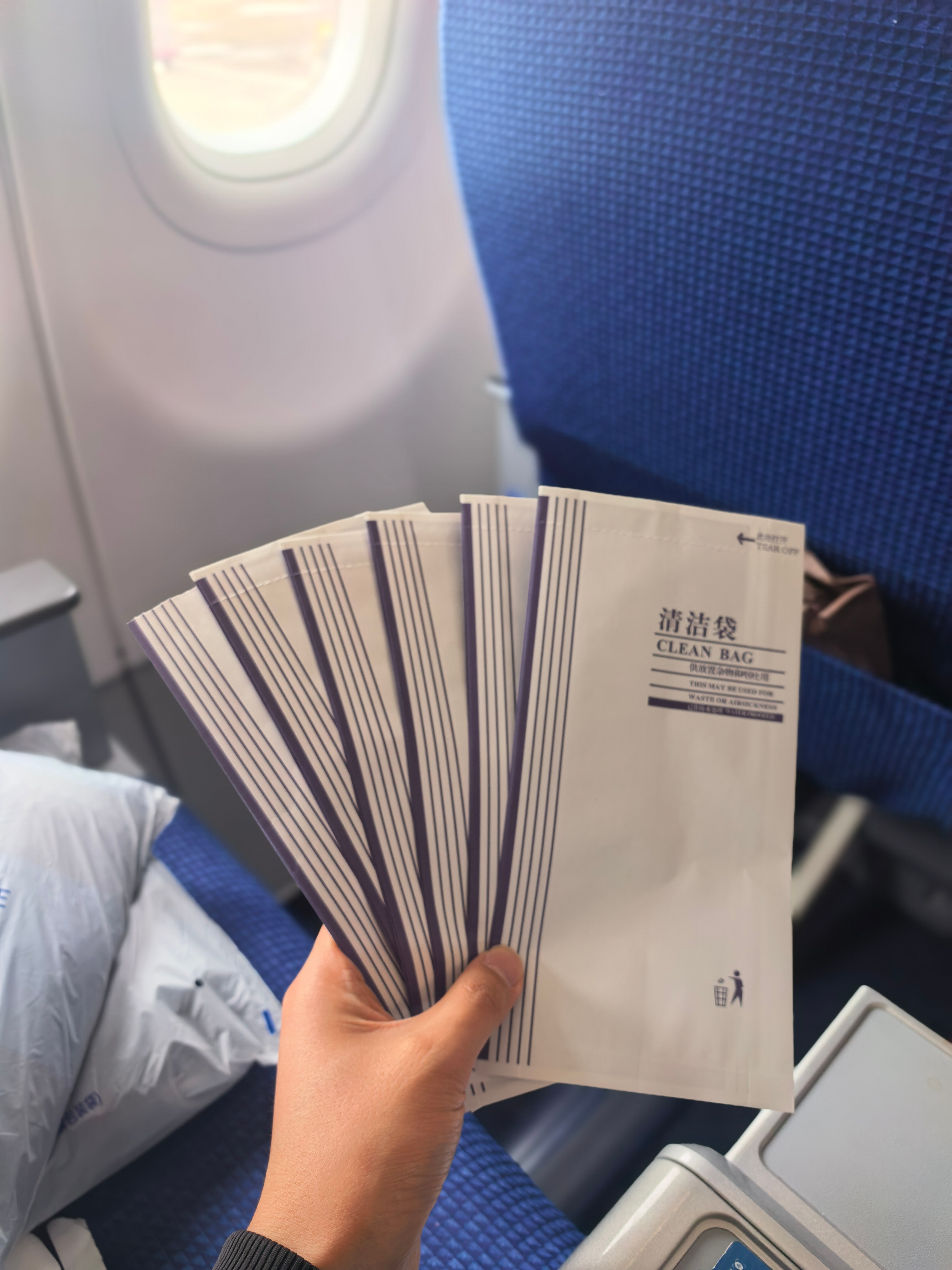 上飞机后乘务员拿了六个袋子给我没明白她什么意思