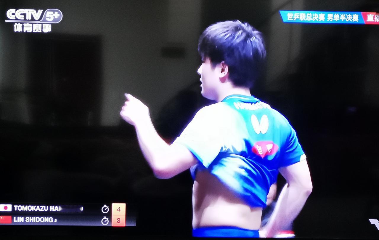 艺高人也“狂”。
张本智和4：3林诗栋的这场半决赛打得太精彩了。相比之下，张本智