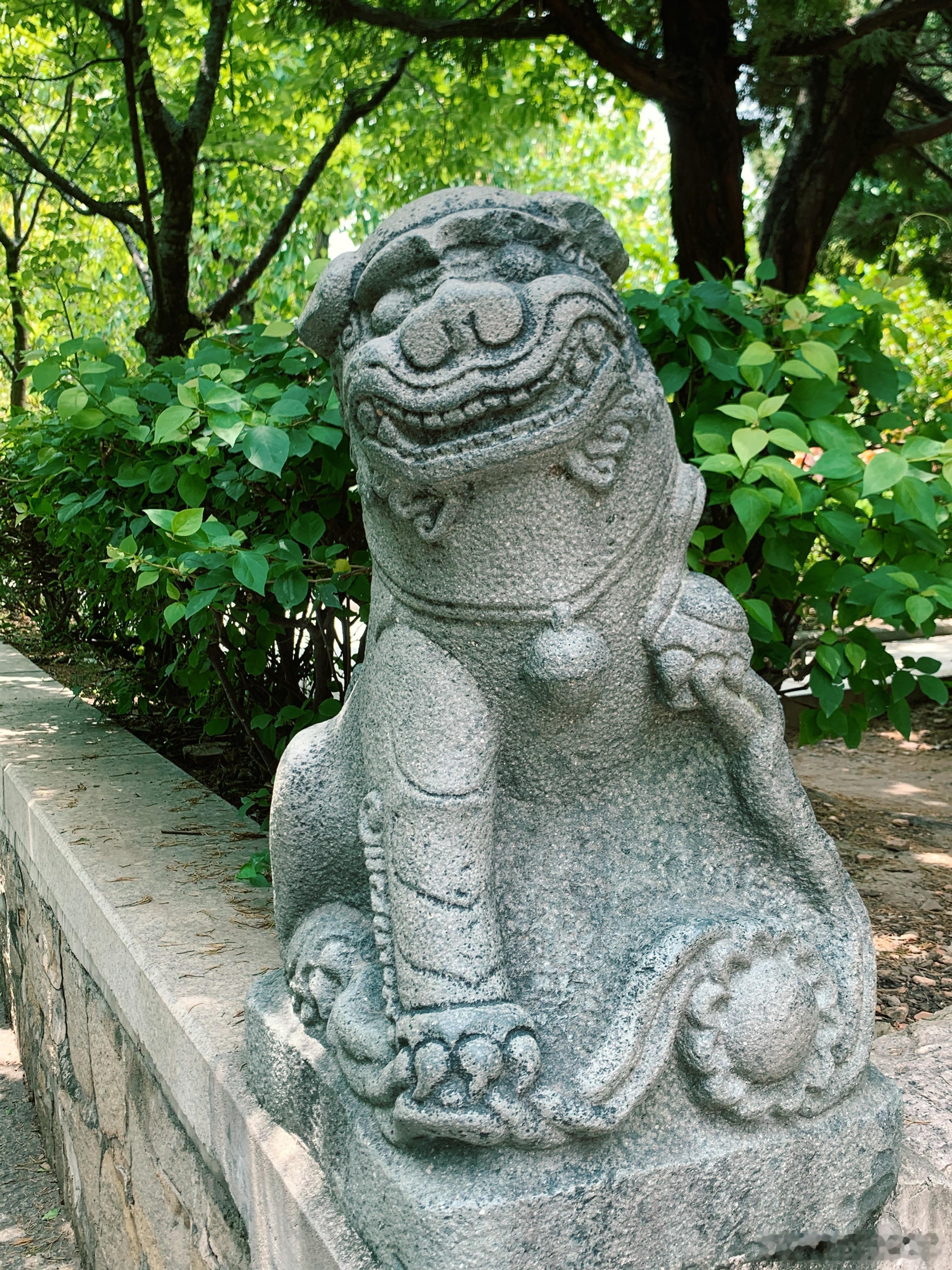 大半辈子走来，我们总习惯和自己较劲，年轻时逼自己拼命打拼，事事追求完美，做错一点