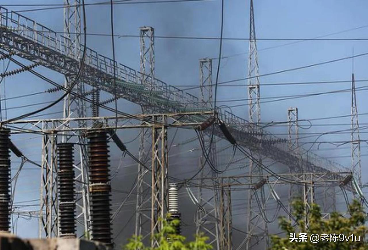 乌称俄大规模袭击乌能源系统
致7地停电
当地时间7日，乌能源部及国家电力公司称俄