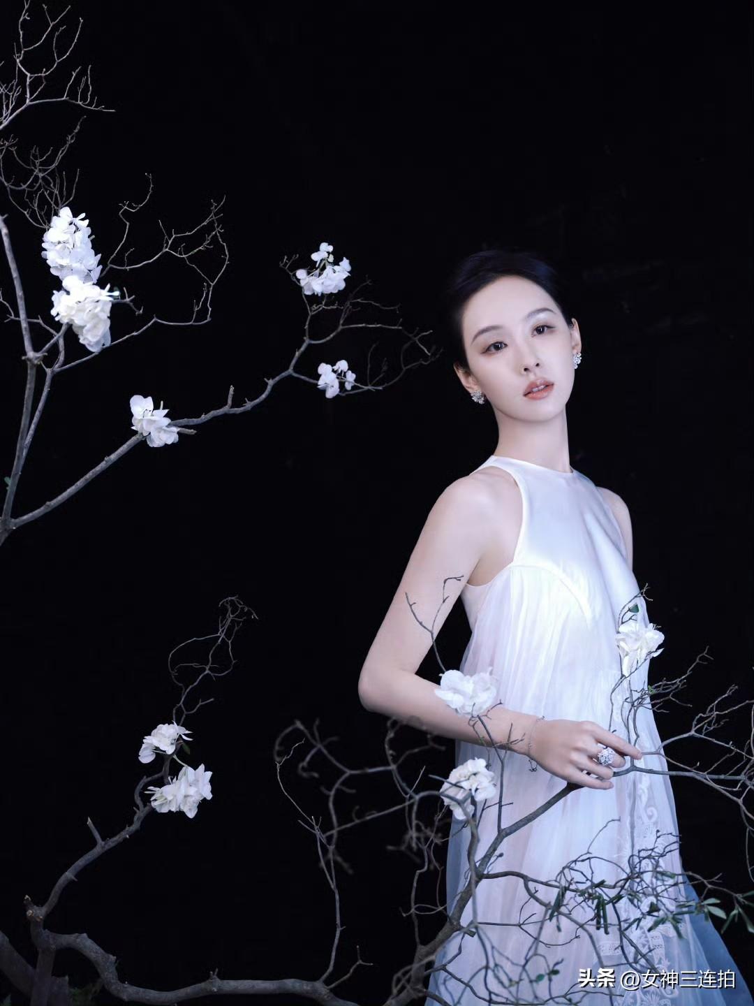 美女梦幻白衣女子，与花枝共舞