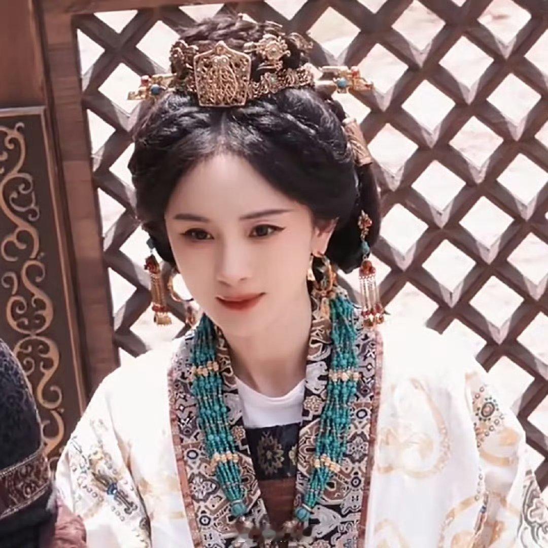 杨幂冯太后盘发造型路透给到一个100%，完美期待正片了。 