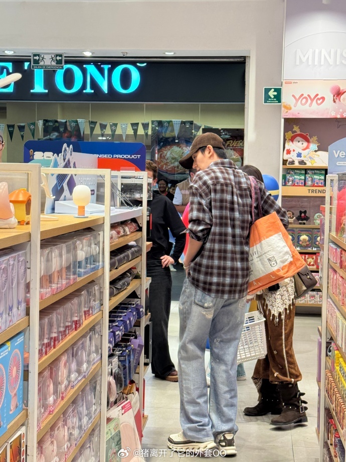 邓为墨西哥逛街路透，哈哈哈我寻思包能多大，我一般搬家才用这么大的包！！邓为墨西哥