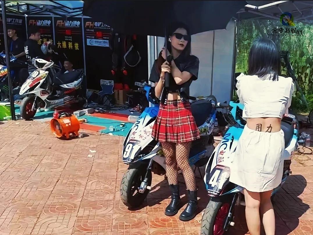后腰上纹“用力”两字，千万别想歪了！！

也许是她对自己的一种激励，鼓励自己在生