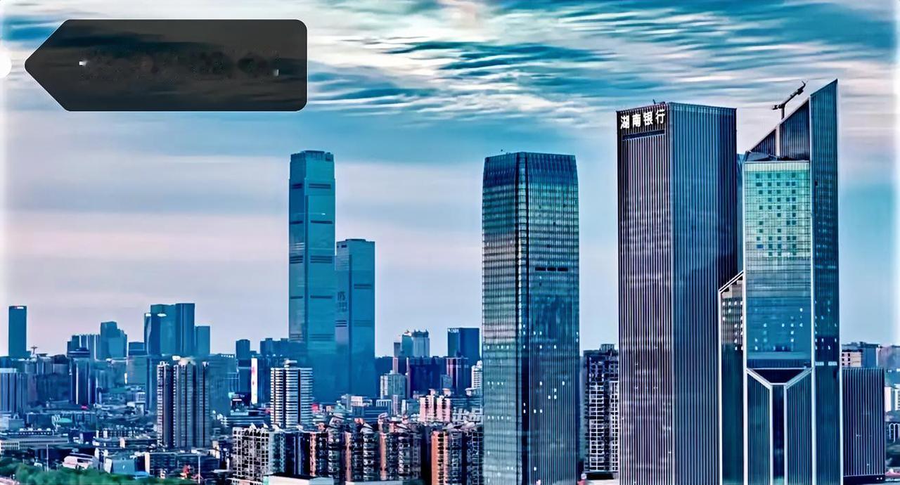 长沙这座城市，地标性建筑太不集中在一起了，分散的特别严重，有的地方都好几公里才一