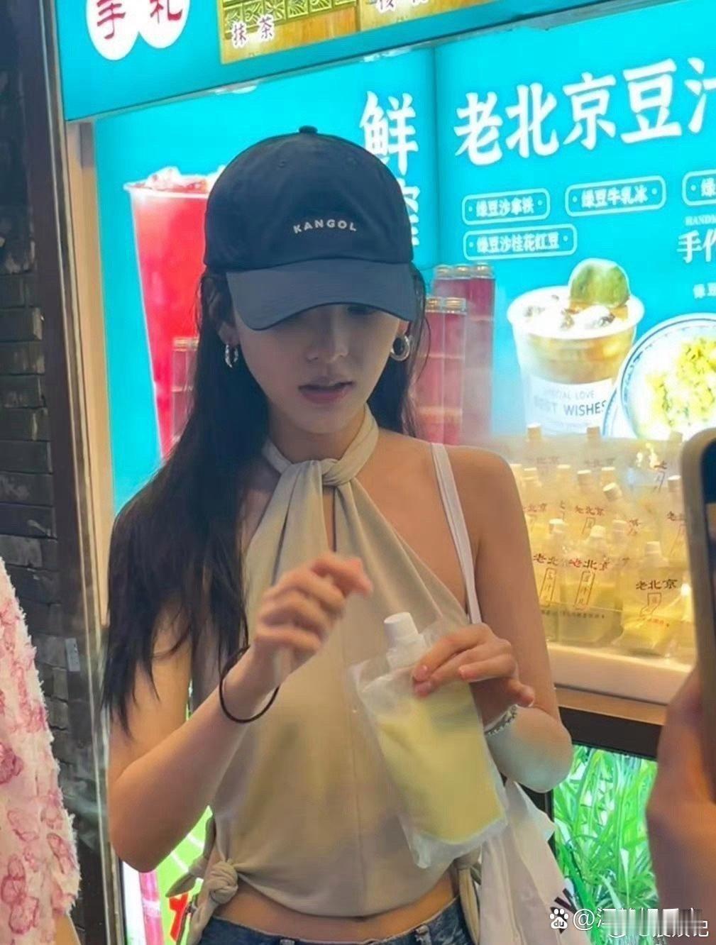 在北京偶然邂逅章若楠，真是美得令人惊艳，仿佛是素颜出镜，清新脱俗。 