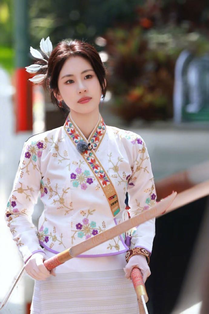 张碧晨跳了傣刀舞张碧晨学舞都是优等生 从情歌天后到傣刀舞者，张碧晨做什么都是优等