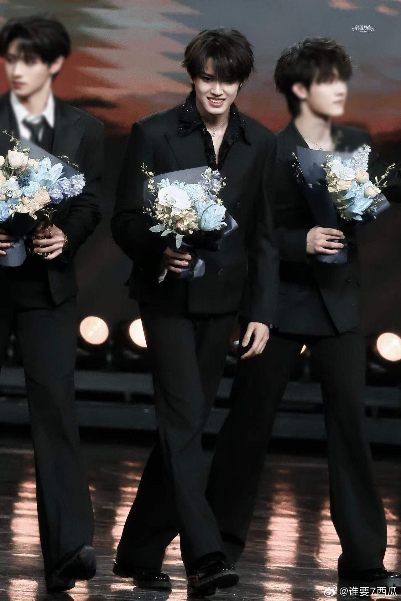 张极捧花贵公子 从捧花姿势到神态气场，张极全是贵公子质感，微博之夜这波赢麻了 