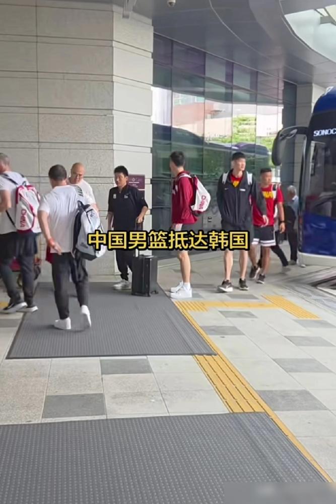 争论完了，他们抵达韩国时，气压很低。
下车后，几乎没人说话。行李轮子滚动声，衬