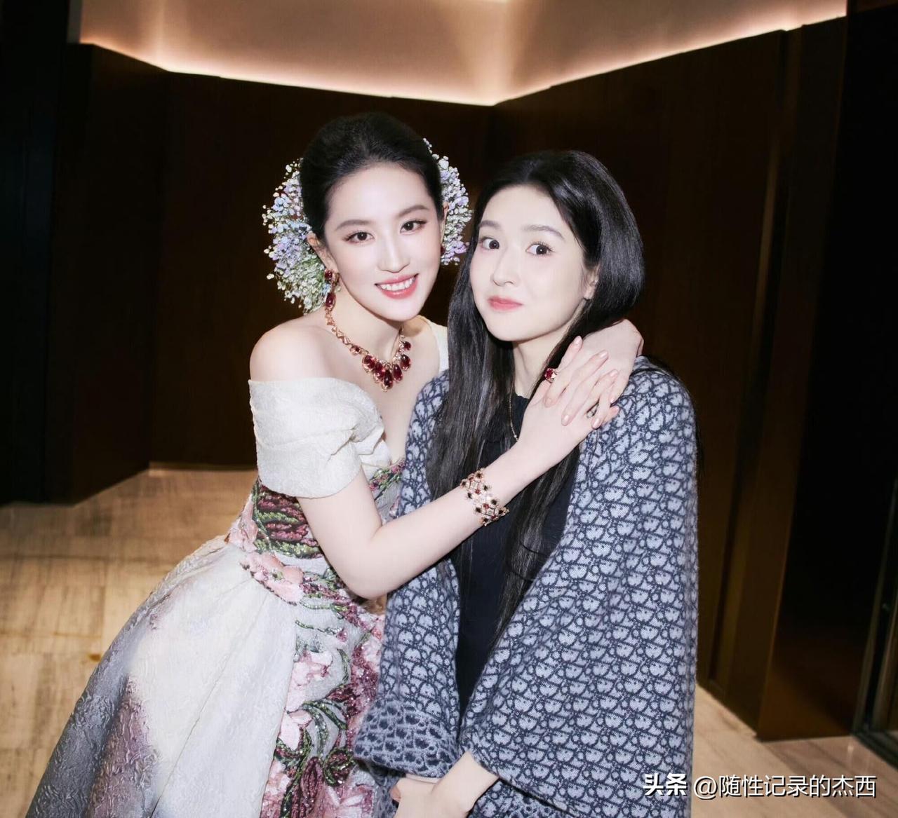 从这个照片看上看，王玉雯比刘亦菲是要漂亮些呢。王玉雯没有穿上漂亮的晚礼服裙，也没