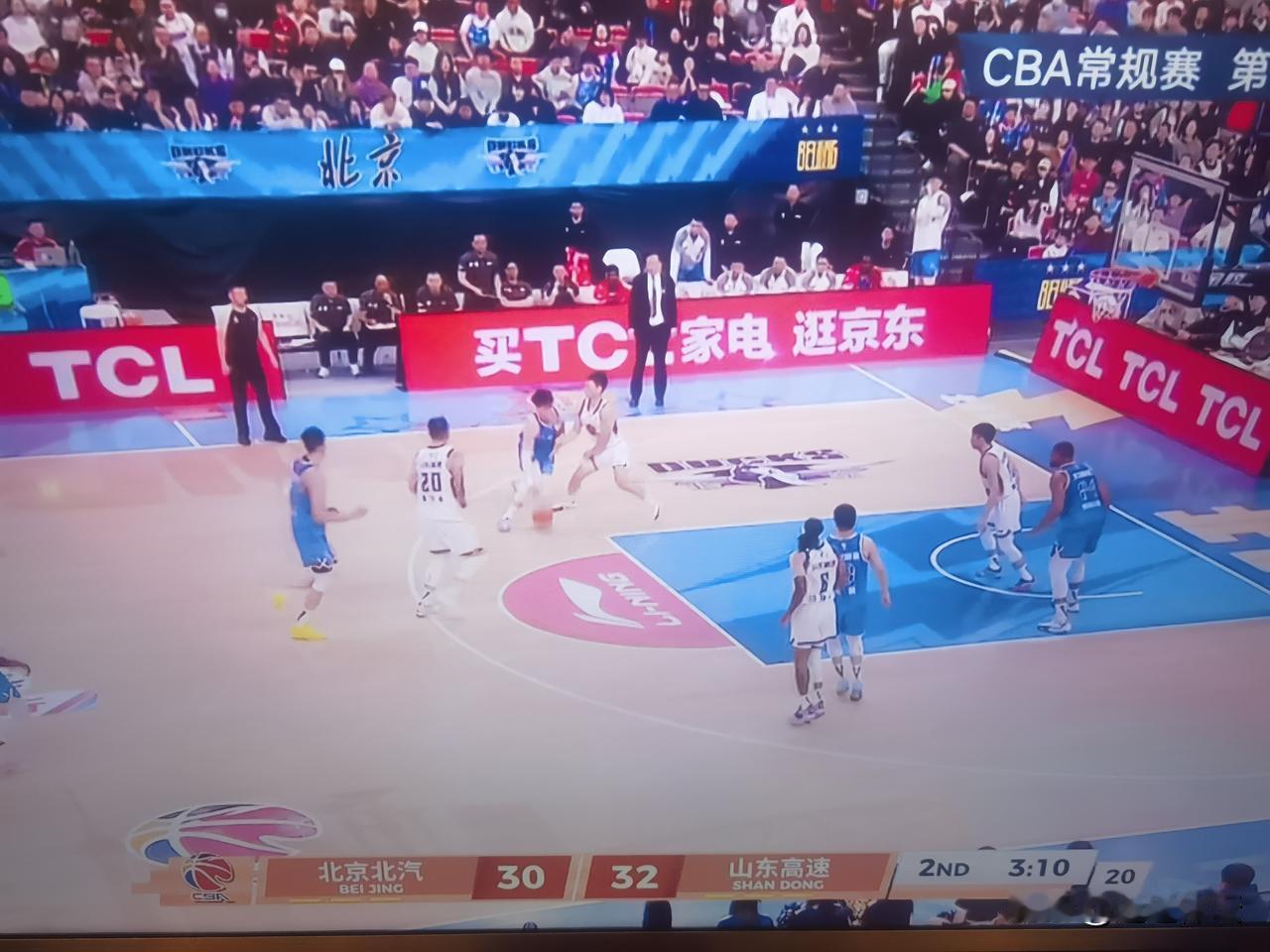 双方球员在场上飙起了3分，3分雨下个不停，这场比赛好看了！没想到山东高速男篮客场