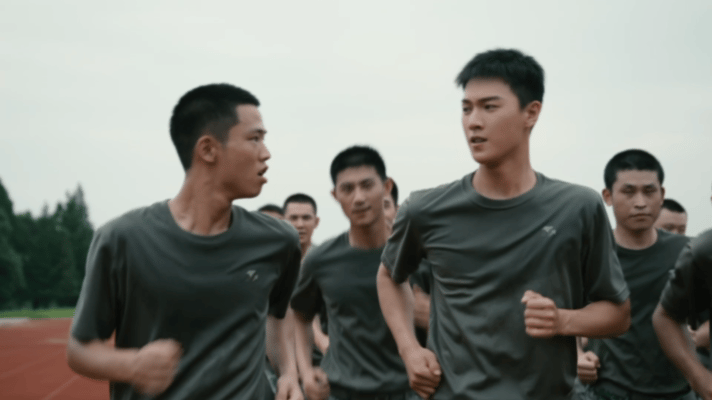 李昀锐敬礼镜头李昀锐敬礼这一下 《士兵荣耀》预告杀疯，李昀锐抬手敬礼一气呵成，眉