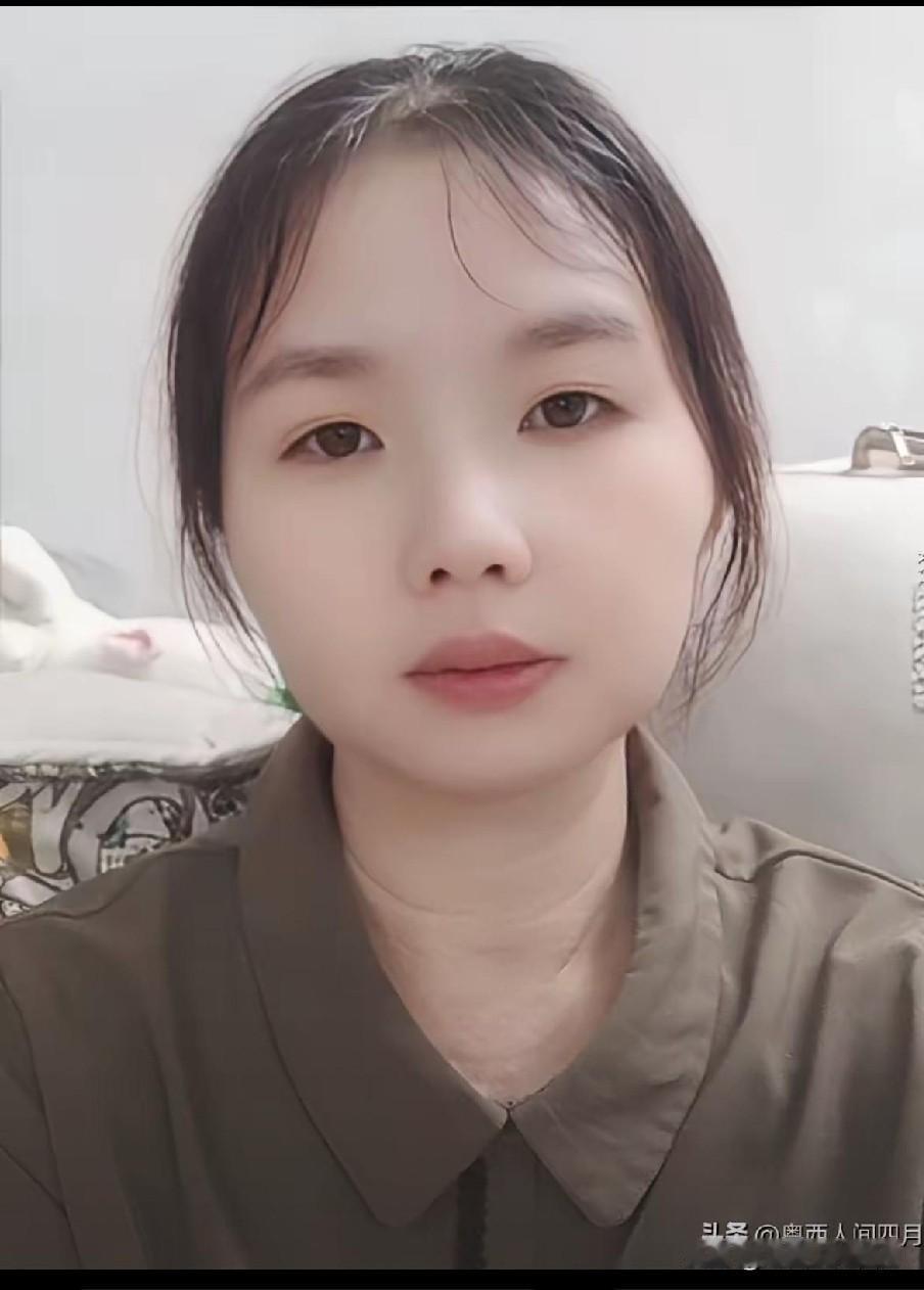昨晚晚辅下班后，拖着疲惫的双脚进了家门便直接躺在沙发一句话都不想说，弟媳便打电话