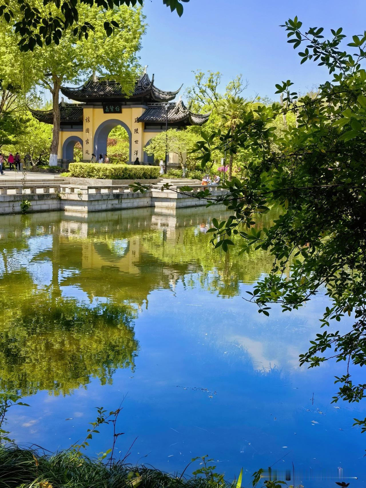 红梅公园里面的嘉贤坊，纪念常州的人文始祖延陵季子，三次让国，始封延陵。