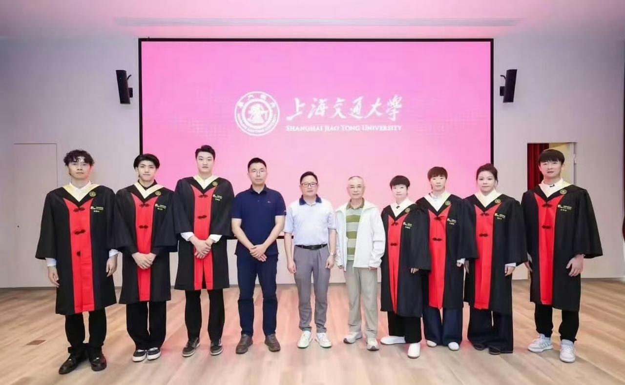 莎莎、曼昱上海交通大学毕业快乐[赞][赞]💐🎓[大笑]！
孙颖莎和王曼昱于2