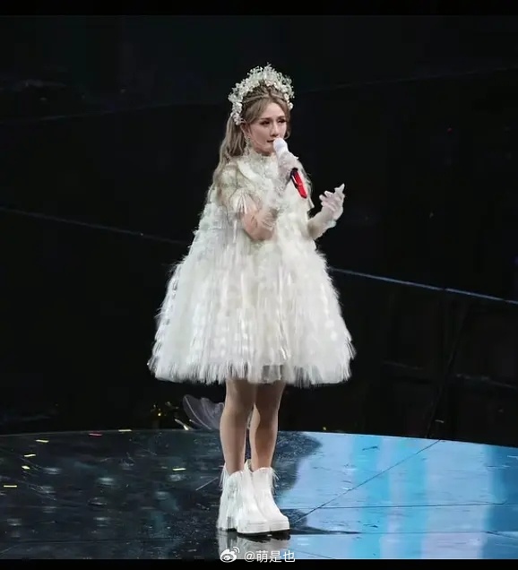 谢娜的审美问题非常严重，刷到她演唱会造型，太糟糕了 