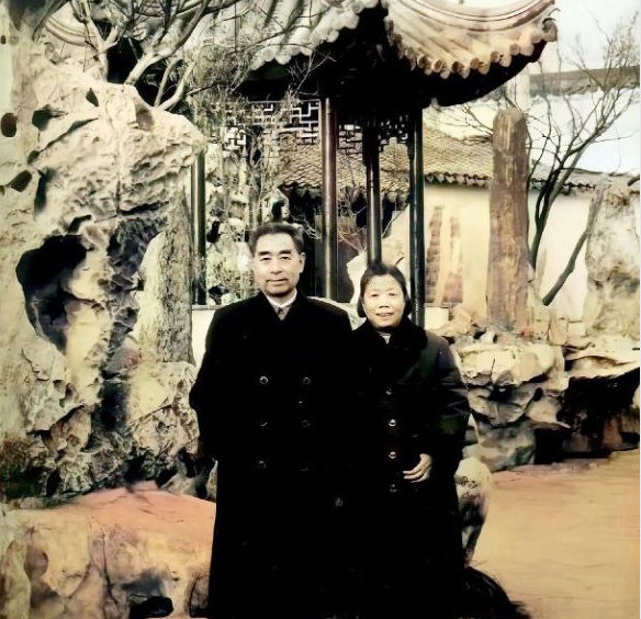 这是1963年，周总理和邓颖超在苏州留园留下的一张珍贵合影。其实这也是新中国成立