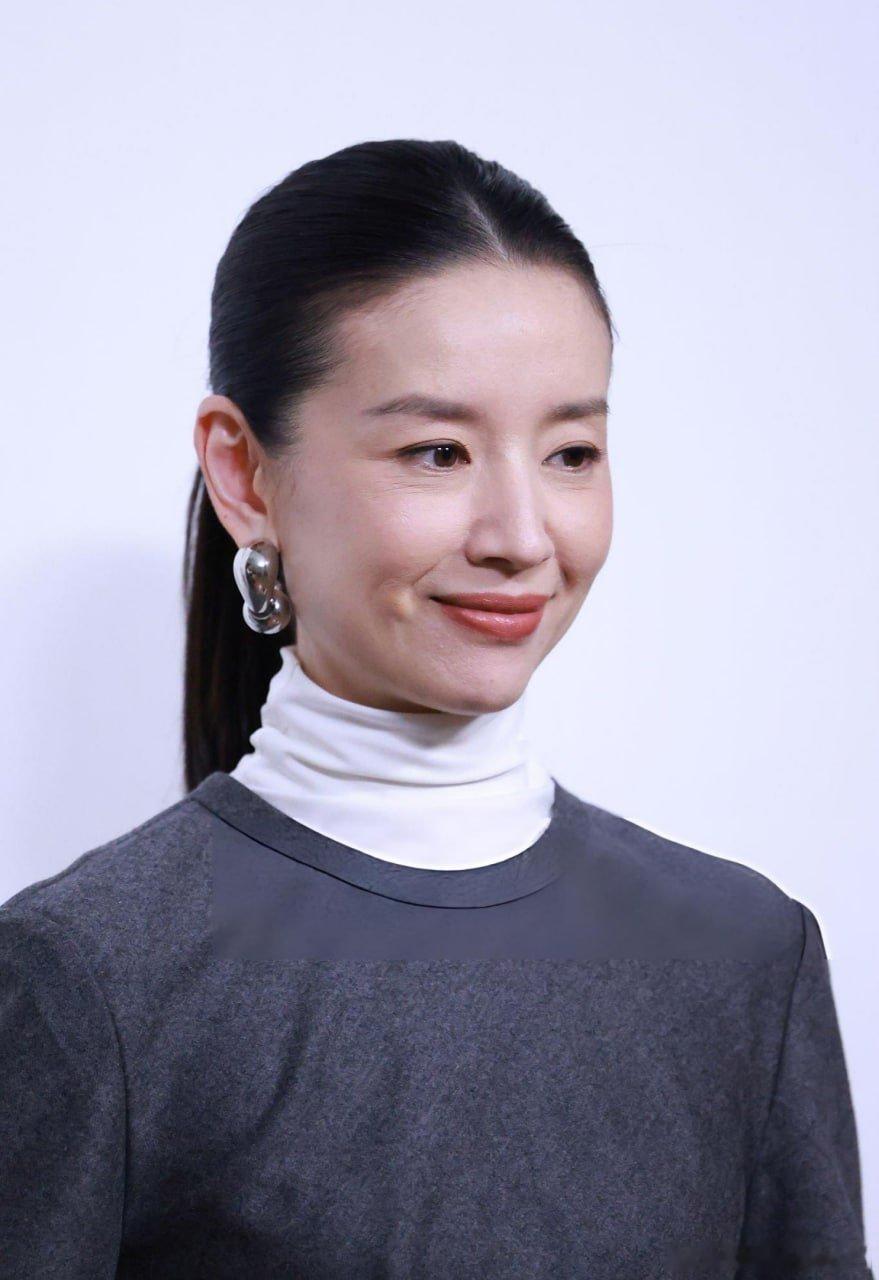 写真董洁 上海Edition大秀红毯生图，一身装扮简约大气高级 