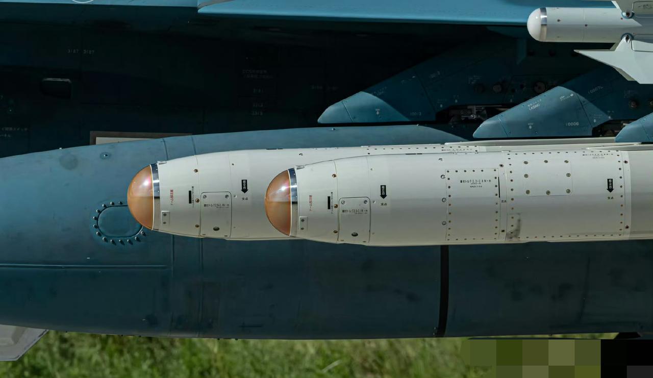 日出动战机演练打击辽宁航母！

12月9日，日本筑城基地派出12架F - 2战斗