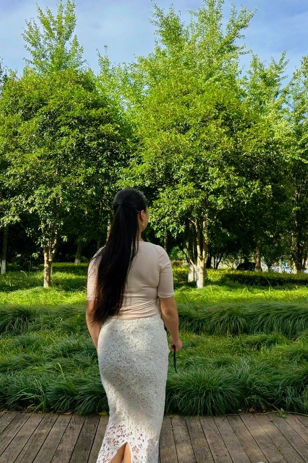邻里超市的几十年恩怨，
最后被一场争吵改写了结局：
在铜陵的这个小村子里，
斜对