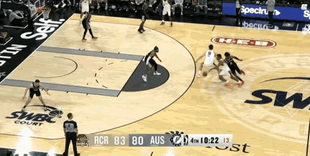 起飞、划臂、灌筐，即便隔着班克斯，杨瀚森还是狠狠的把皮球砸进了篮筐！一气呵成，行