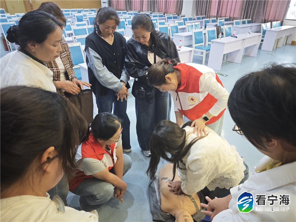 宁波宁海这场技能培训救在身边 近日，宁海县第二医院组织开展专项急救技能培训。社区