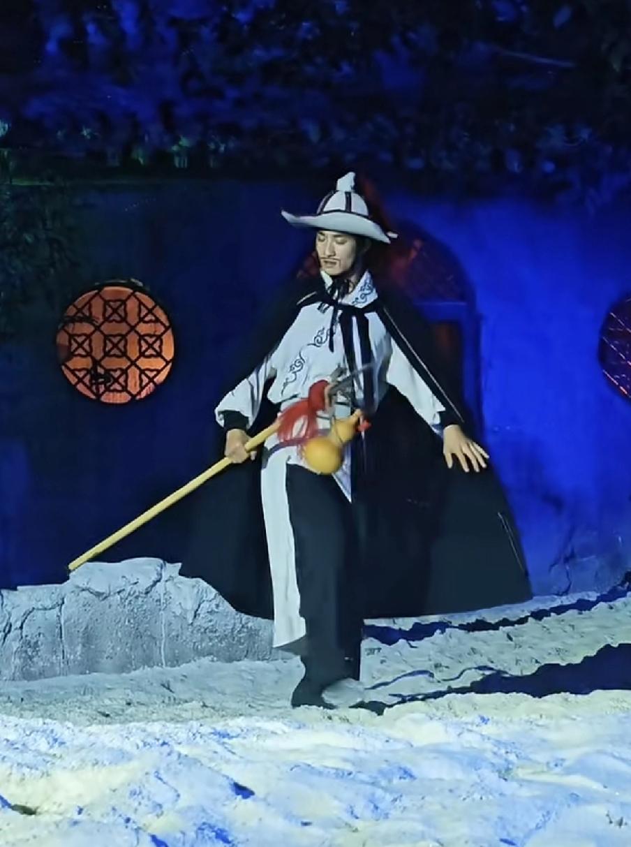 大雪纷飞，演出不停！点赞👍

这两日河南多地降下鹅毛大雪，今年的雪下得比较早，