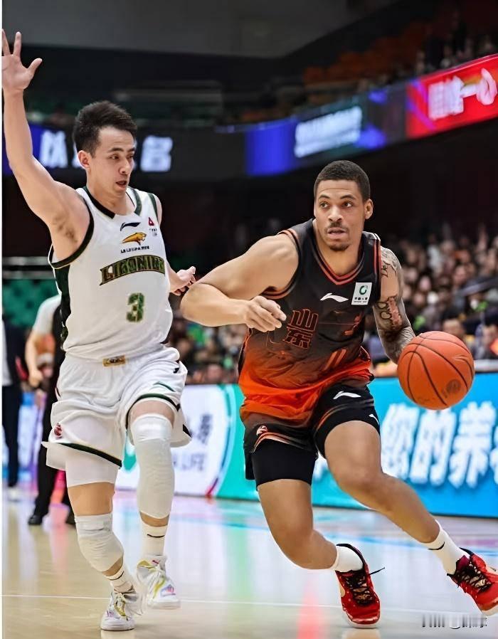 常规赛战绩1:1平，但是季后赛和常规赛战绩不是一回事，季后赛更看重球星成色的，这