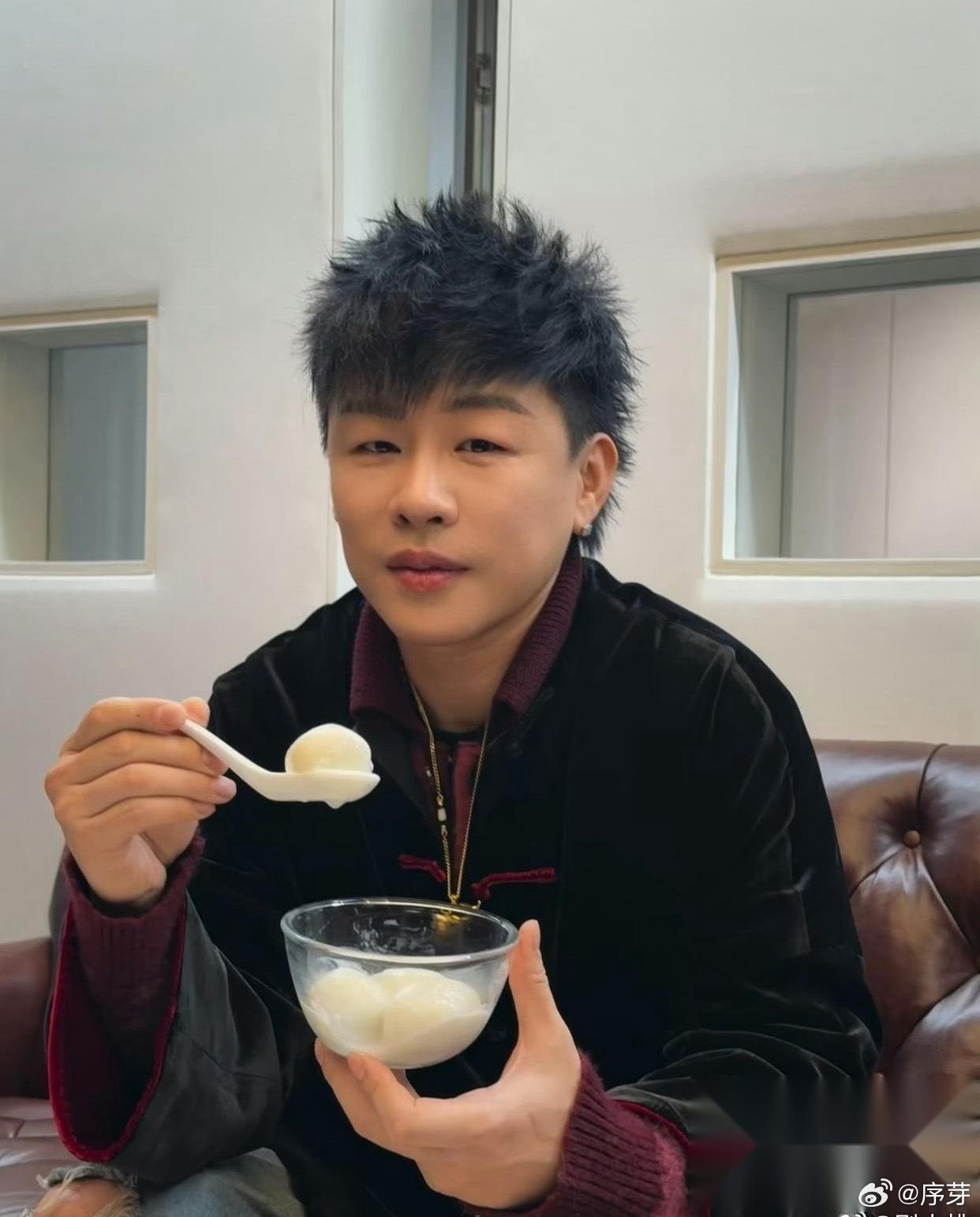 1.任泉是圈内人公认的投资小能手，每个项目都大赚特赚，但冉莹颖跟风参股的那些都亏