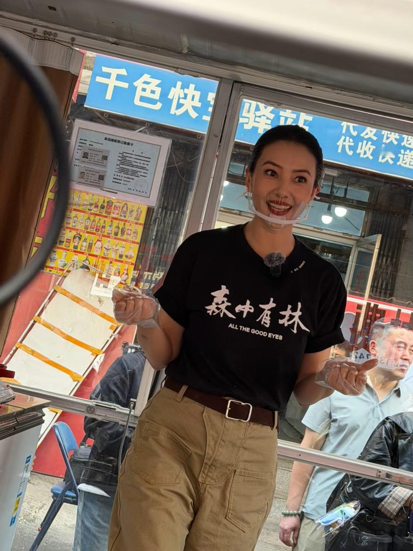 高圆圆东北早市卖辣白菜东北早市氛围感直接拉满，街头烟火搭配高圆圆，画面氛围感十足