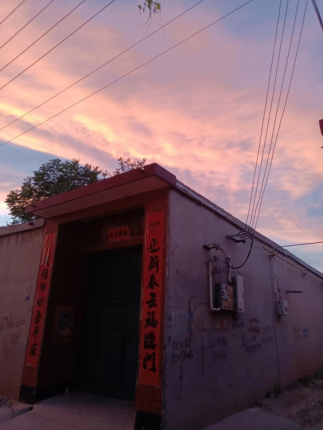 随手拍张照乡村的晚上，太阳慢慢的西落，当太阳落下去的时候，把最后的余光倾照在乡村
