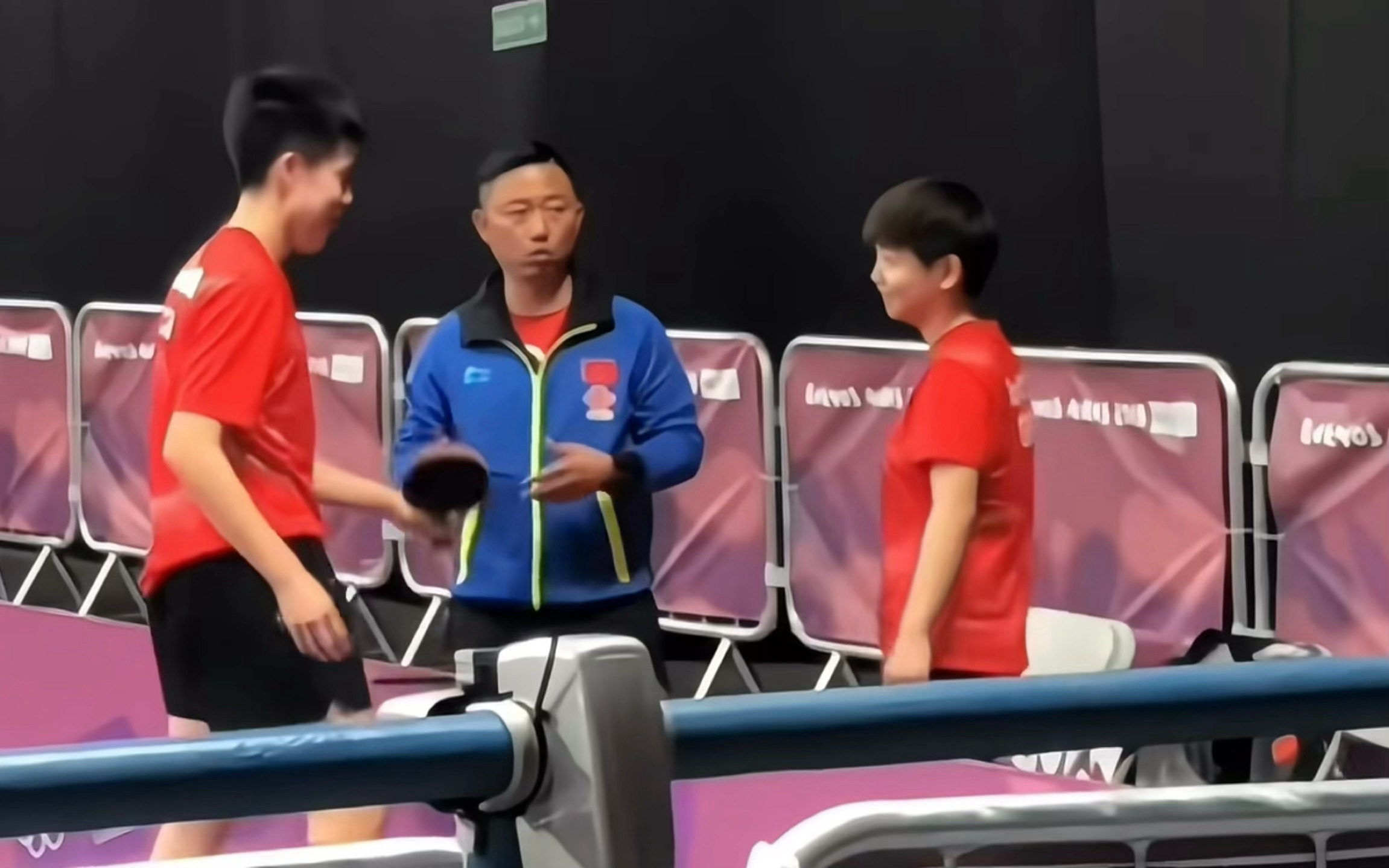 妹宝你穿的是谁的衣服呀这么大这么害羞… ​​​