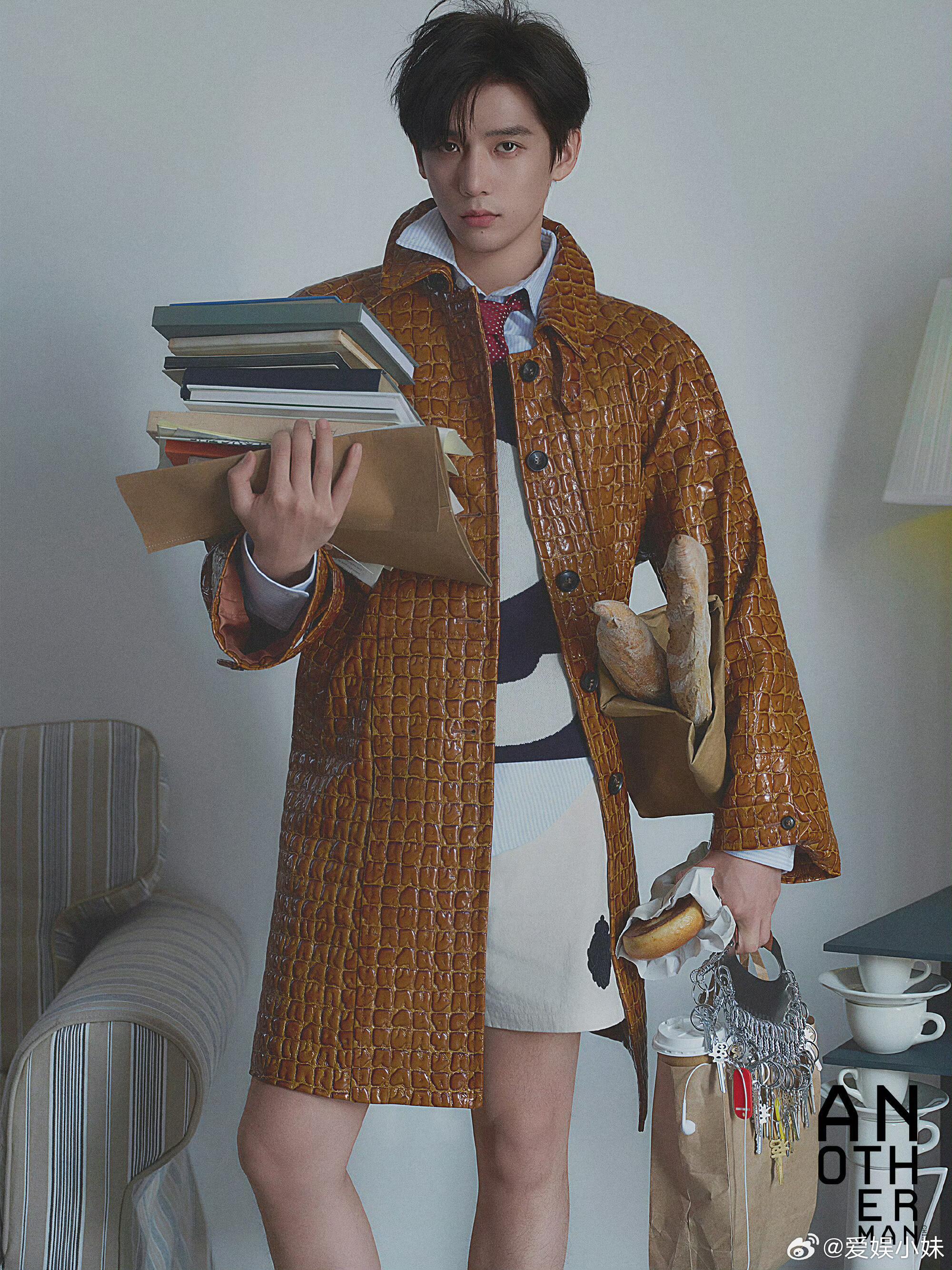 王安宇解锁《AnotherMan》开季刊，身着Celine高智感造型，镜头表现力